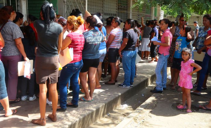 Padres de familia acuden a centros educativos en inicio de matrículas 2015