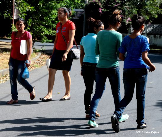 Padres de familia acuden a centros educativos en inicio de matrículas 2015