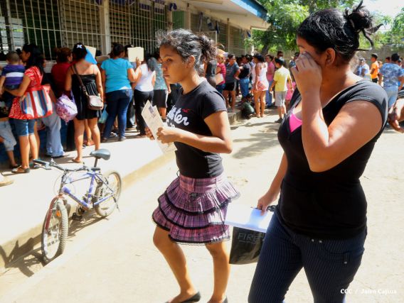 Padres de familia acuden a centros educativos en inicio de matrículas 2015