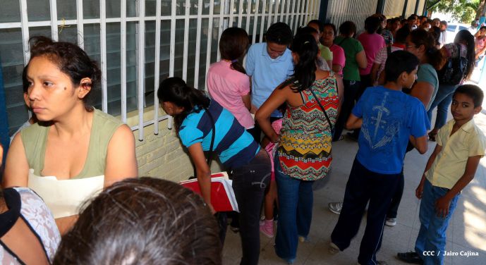 Padres de familia acuden a centros educativos en inicio de matrículas 2015