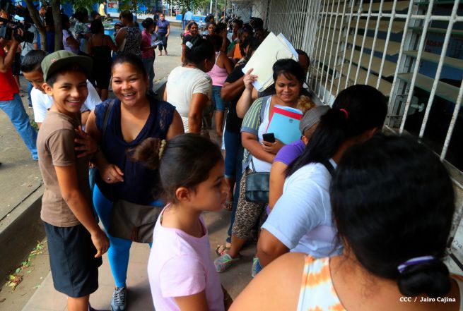 Padres de familia acuden a centros educativos en inicio de matrículas 2015
