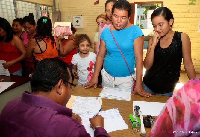 Padres de familia acuden a centros educativos en inicio de matrículas 2015