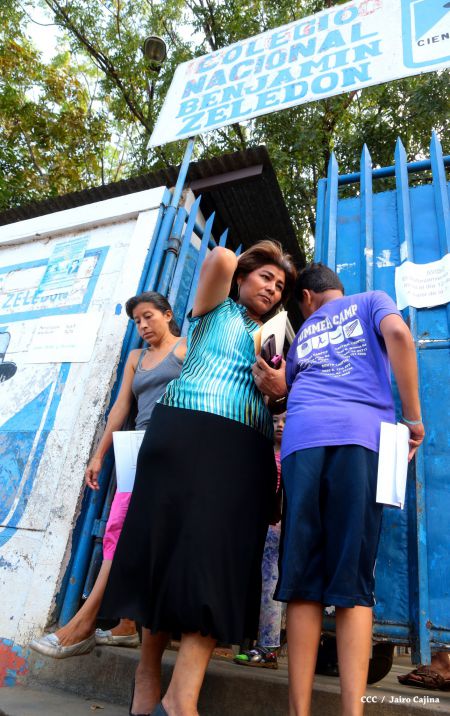 Padres de familia acuden a centros educativos en inicio de matrículas 2015