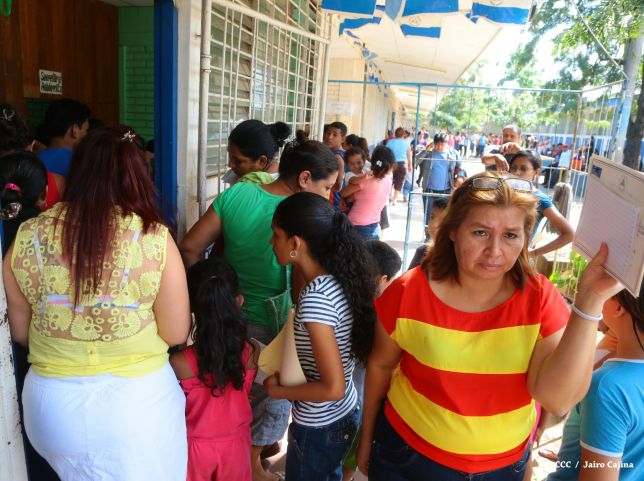Padres de familia acuden a centros educativos en inicio de matrículas 2015