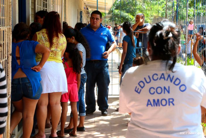 Padres de familia acuden a centros educativos en inicio de matrículas 2015