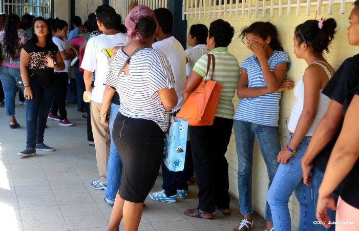 Padres de familia acuden a centros educativos en inicio de matrículas 2015