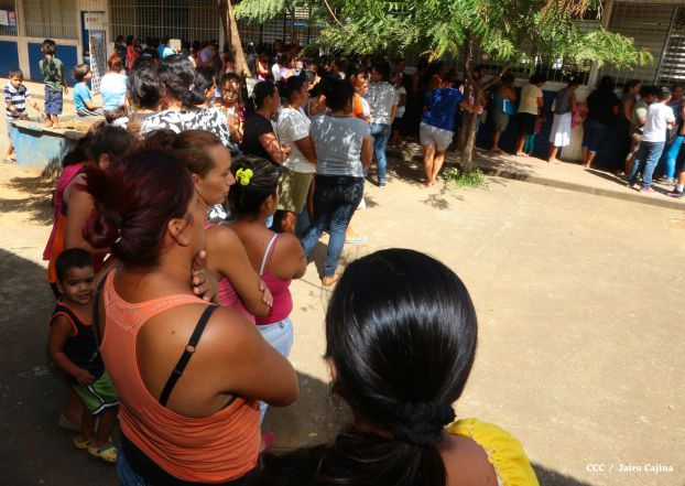 Padres de familia acuden a centros educativos en inicio de matrículas 2015