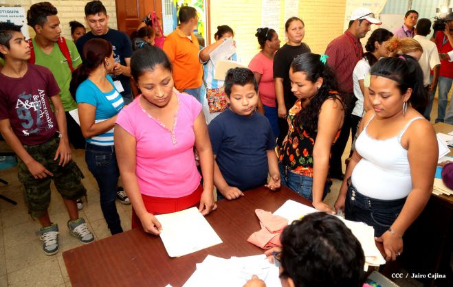 Padres de familia acuden a centros educativos en inicio de matrículas 2015