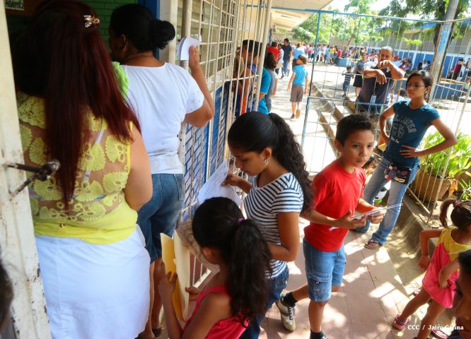 Padres de familia acuden a centros educativos en inicio de matrículas 2015