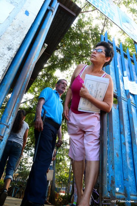 Padres de familia acuden a centros educativos en inicio de matrículas 2015