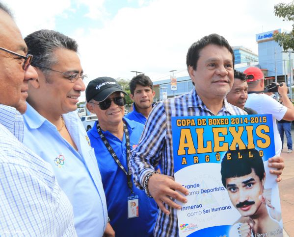 Recorrido de Roberto "Mano de Piedra" Durán por Managua