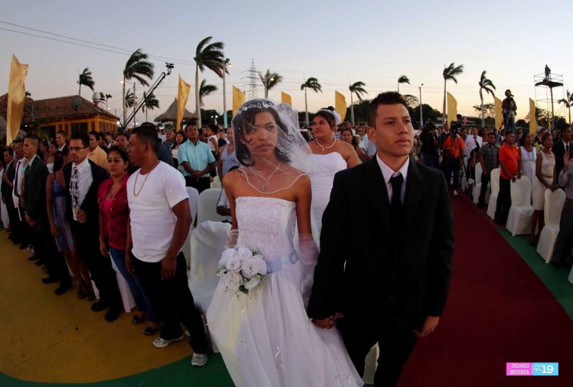 400 parejas se dan el “sí acepto” en boda masiva de Tu Nueva Radio Ya