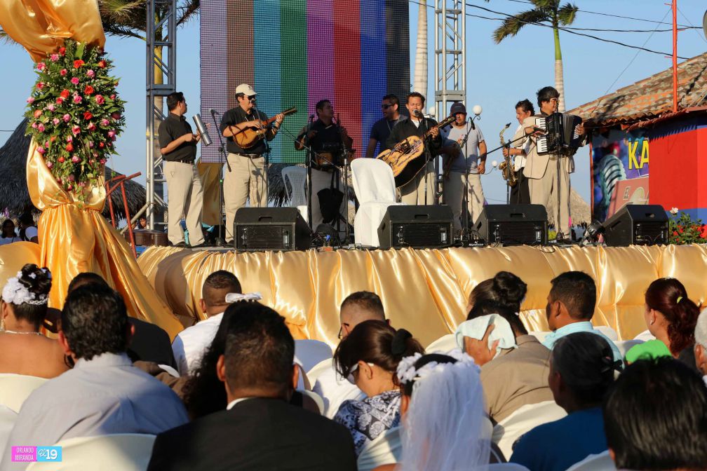 400 parejas se dan el “sí acepto” en boda masiva de Tu Nueva Radio Ya