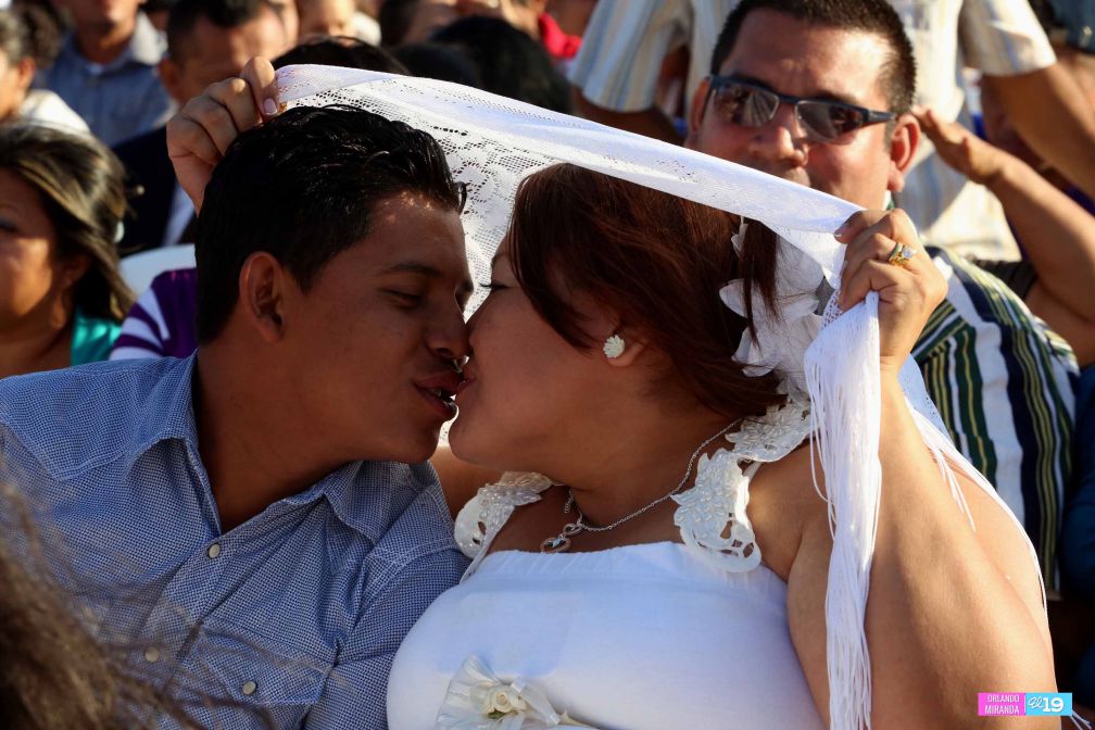 400 parejas se dan el “sí acepto” en boda masiva de Tu Nueva Radio Ya