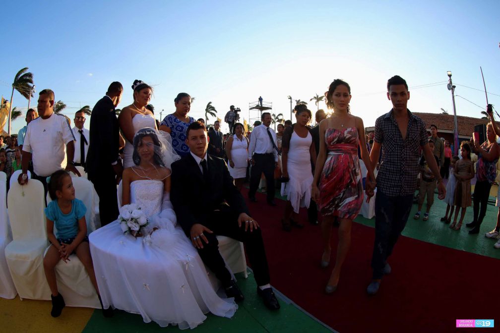 400 parejas se dan el “sí acepto” en boda masiva de Tu Nueva Radio Ya