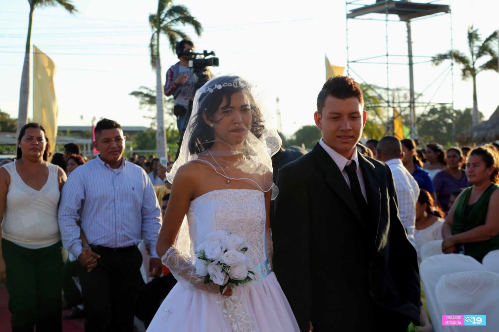 400 parejas se dan el “sí acepto” en boda masiva de Tu Nueva Radio Ya