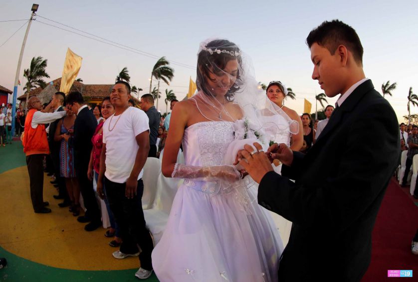 400 parejas se dan el “sí acepto” en boda masiva de Tu Nueva Radio Ya