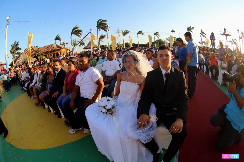 400 parejas se dan el “sí acepto” en boda masiva de Tu Nueva Radio Ya