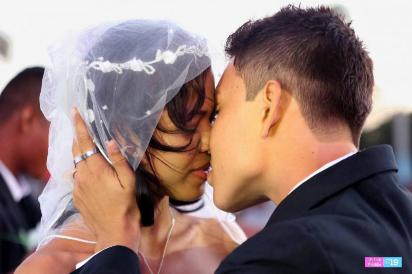 400 parejas se dan el “sí acepto” en boda masiva de Tu Nueva Radio Ya