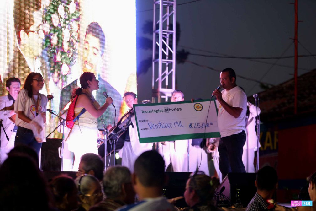 400 parejas se dan el “sí acepto” en boda masiva de Tu Nueva Radio Ya