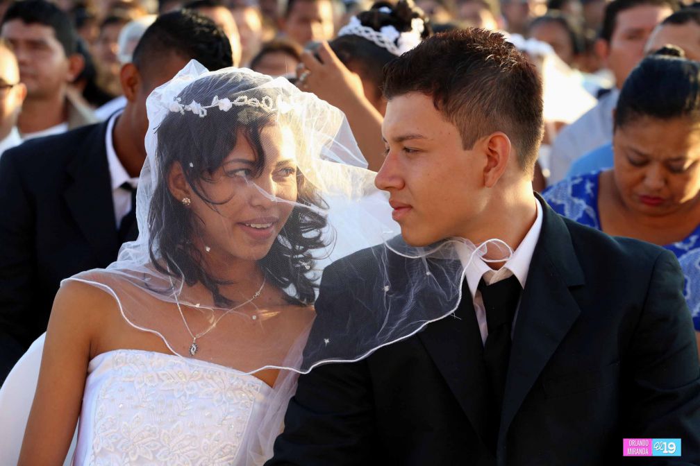 400 parejas se dan el “sí acepto” en boda masiva de Tu Nueva Radio Ya