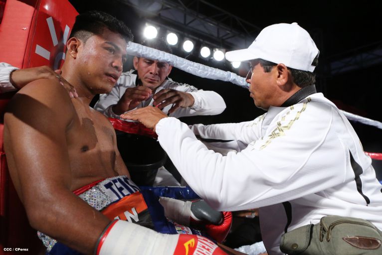 "Chocolatito" González noquea al mexicano Valentín León en Nicaragua 