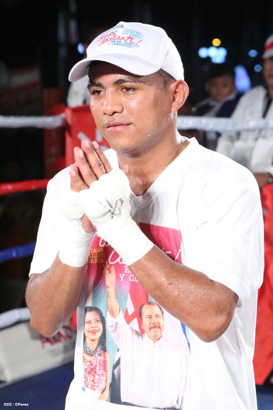 "Chocolatito" González noquea al mexicano Valentín León en Nicaragua 
