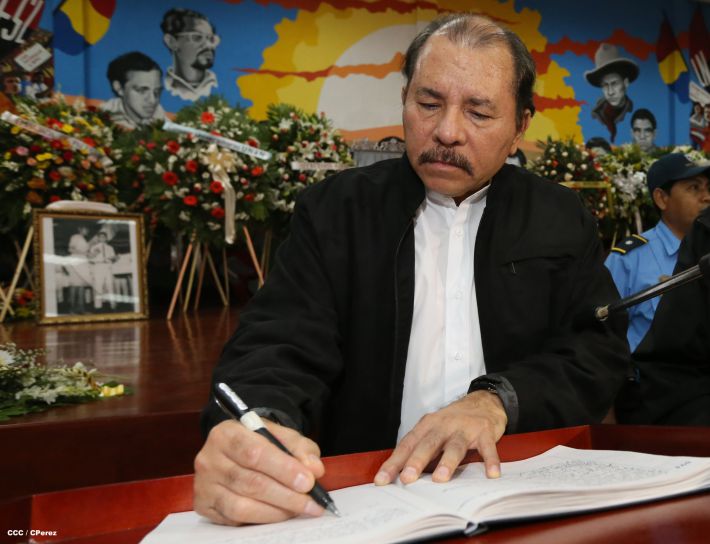 Presidente Daniel rinde homenaje póstumo al Rector Elmer Cisneros