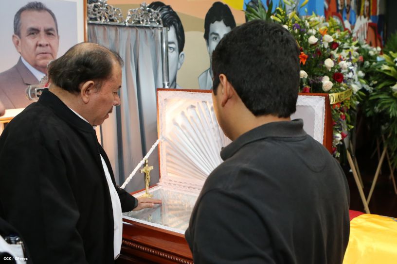 Presidente Daniel rinde homenaje póstumo al Rector Elmer Cisneros