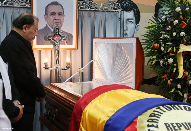 Presidente Daniel rinde homenaje póstumo al Rector Elmer Cisneros