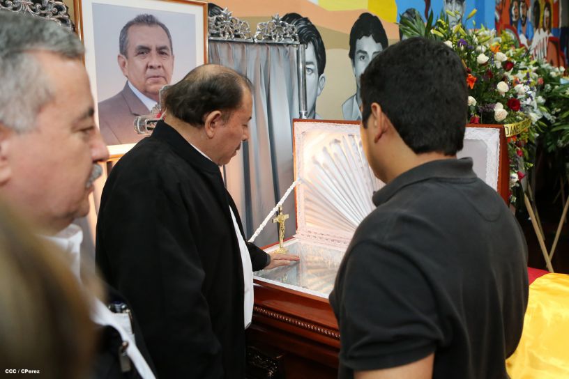 Presidente Daniel rinde homenaje póstumo al Rector Elmer Cisneros