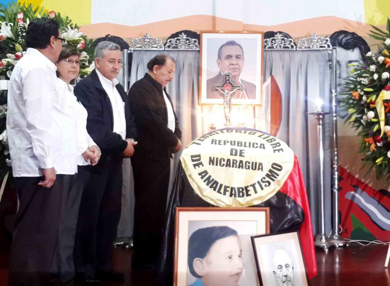 Presidente Daniel rinde homenaje póstumo al Rector Elmer Cisneros