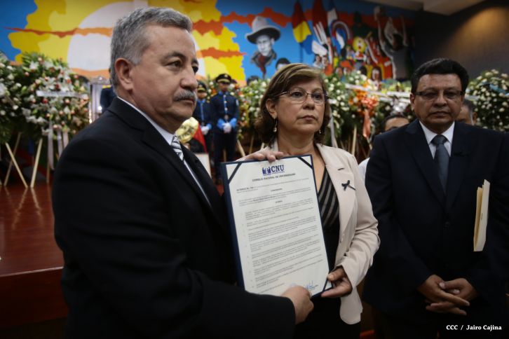 Continúan honras póstumas al Rector Magnífico Elmer Cisneros