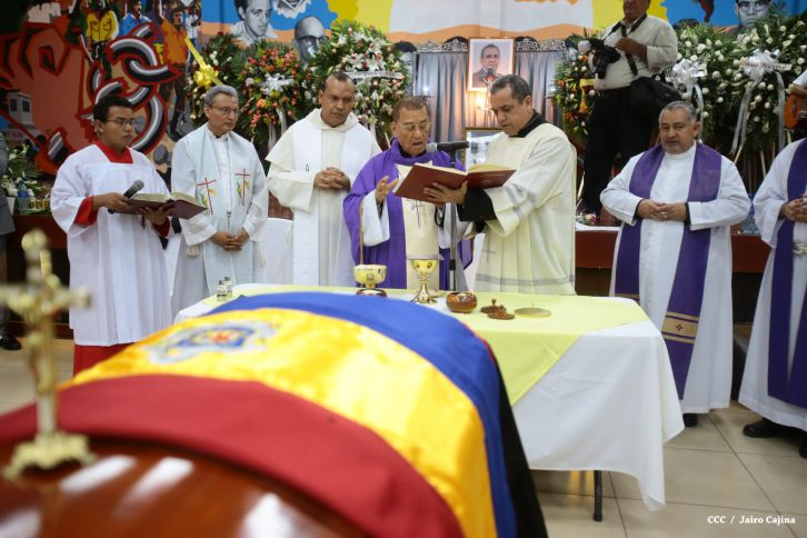 Continúan honras póstumas al Rector Magnífico Elmer Cisneros