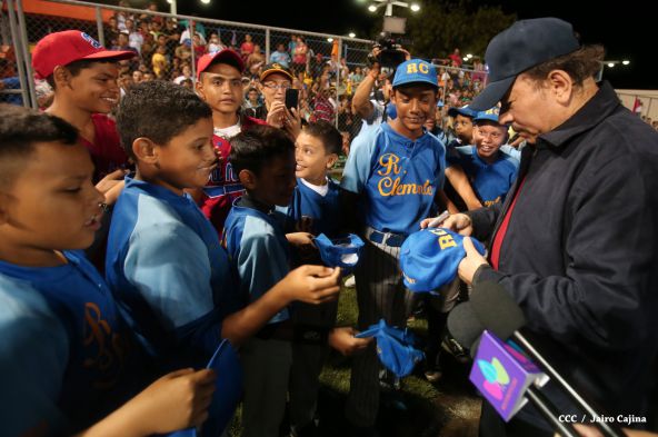 Daniel inaugura Estadio de Béisbol Infantil “Hugo Chávez Frías”