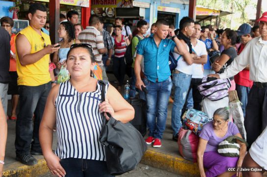 Terminales de buses abarrotadas en Miércoles Santos