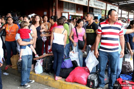 Terminales de buses abarrotadas en Miércoles Santos
