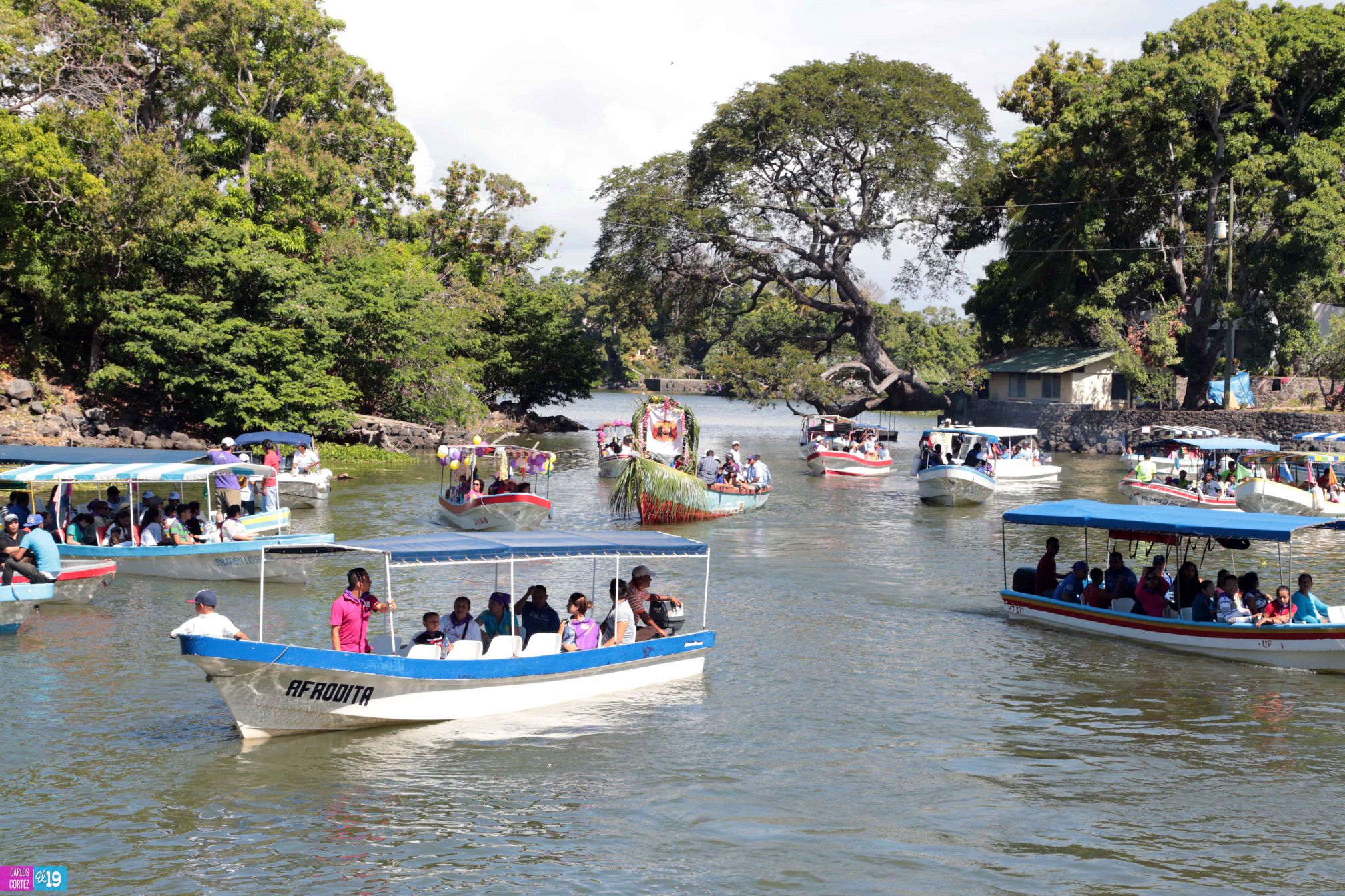Granada vuelve a vivir Vía Crucis Acuático