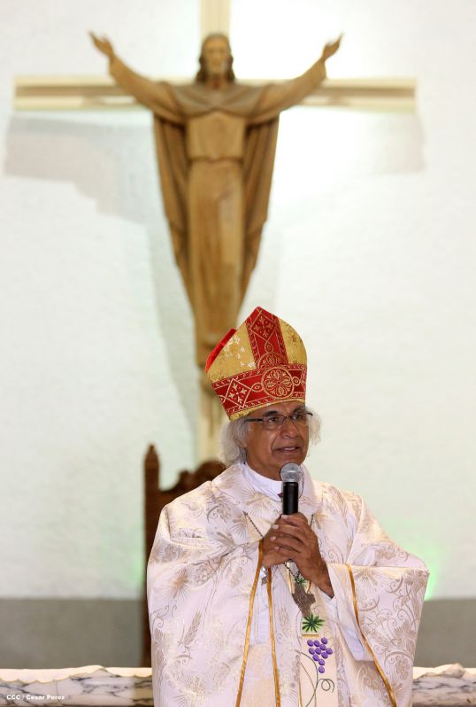 Cardenal Brenes celebra junto a feligreses de Managua la Misa de la Cena del Señor