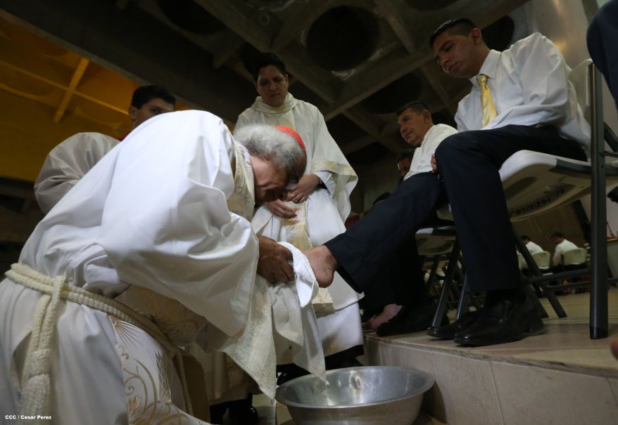 Cardenal Brenes celebra junto a feligreses de Managua la Misa de la Cena del Señor