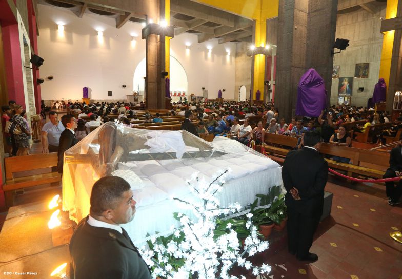 Cardenal Brenes celebra junto a feligreses de Managua la Misa de la Cena del Señor