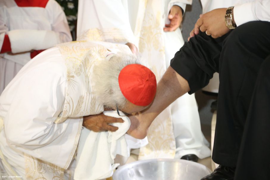 Cardenal Brenes celebra junto a feligreses de Managua la Misa de la Cena del Señor