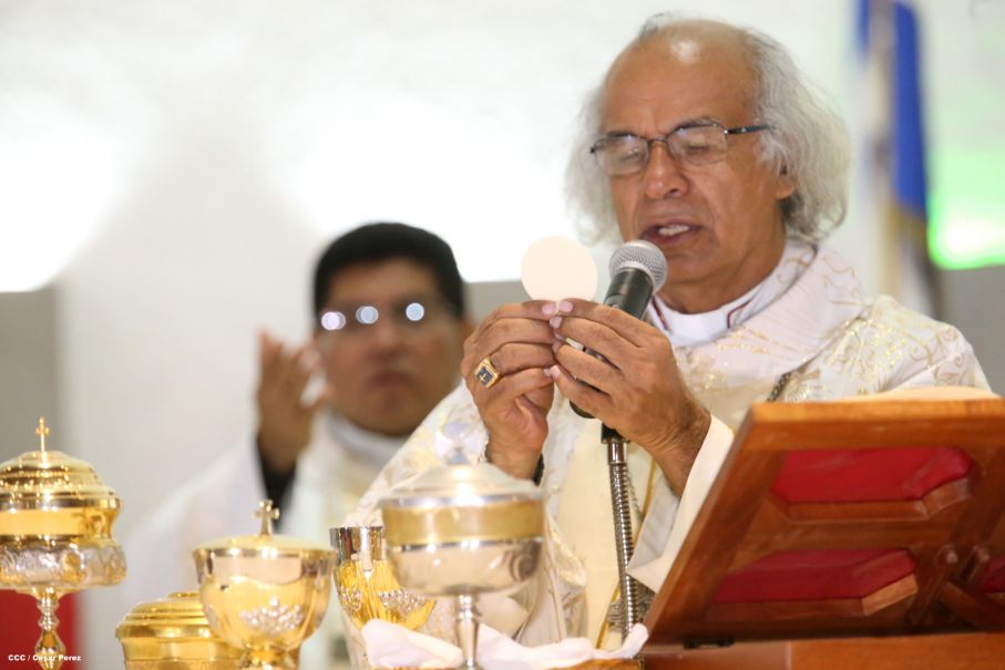 Cardenal Brenes celebra junto a feligreses de Managua la Misa de la Cena del Señor