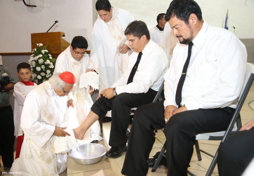 Cardenal Brenes celebra junto a feligreses de Managua la Misa de la Cena del Señor