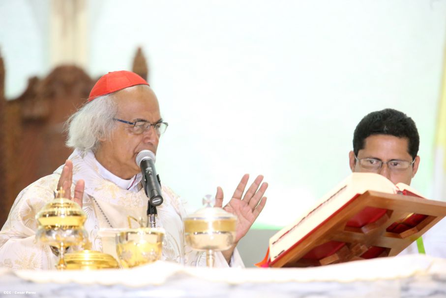 Cardenal Brenes celebra junto a feligreses de Managua la Misa de la Cena del Señor