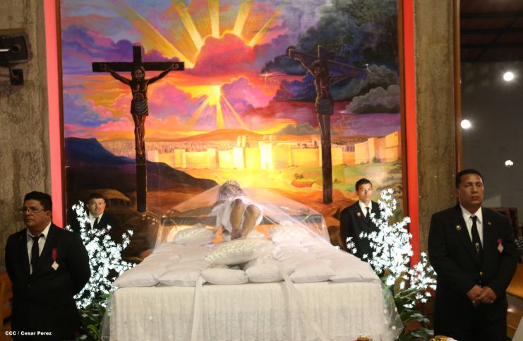 Cardenal Brenes celebra junto a feligreses de Managua la Misa de la Cena del Señor