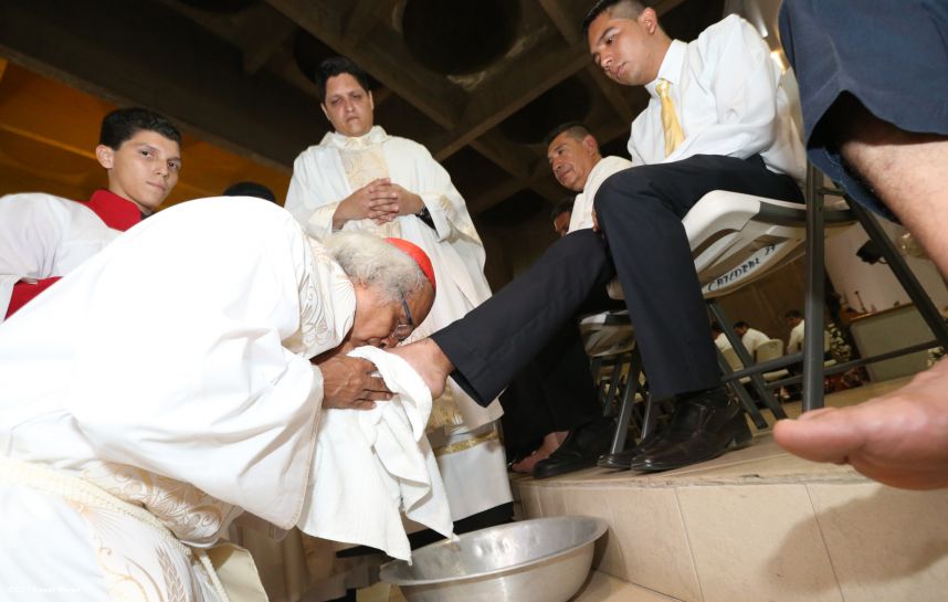 Cardenal Brenes celebra junto a feligreses de Managua la Misa de la Cena del Señor