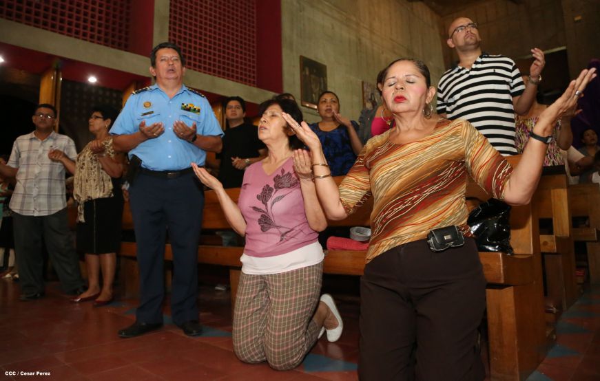 Cardenal Brenes celebra junto a feligreses de Managua la Misa de la Cena del Señor