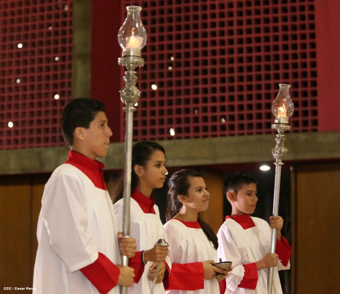 Cardenal Brenes celebra junto a feligreses de Managua la Misa de la Cena del Señor
