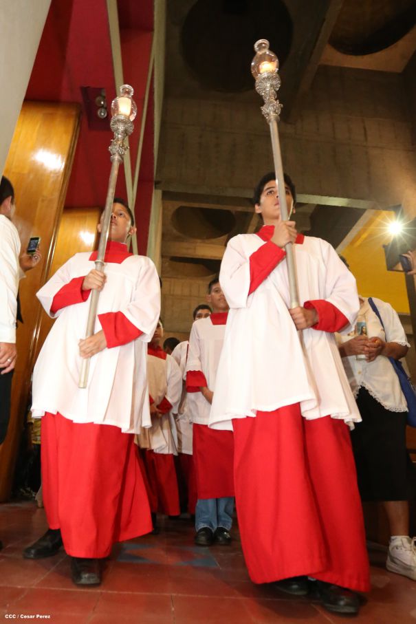Cardenal Brenes celebra junto a feligreses de Managua la Misa de la Cena del Señor